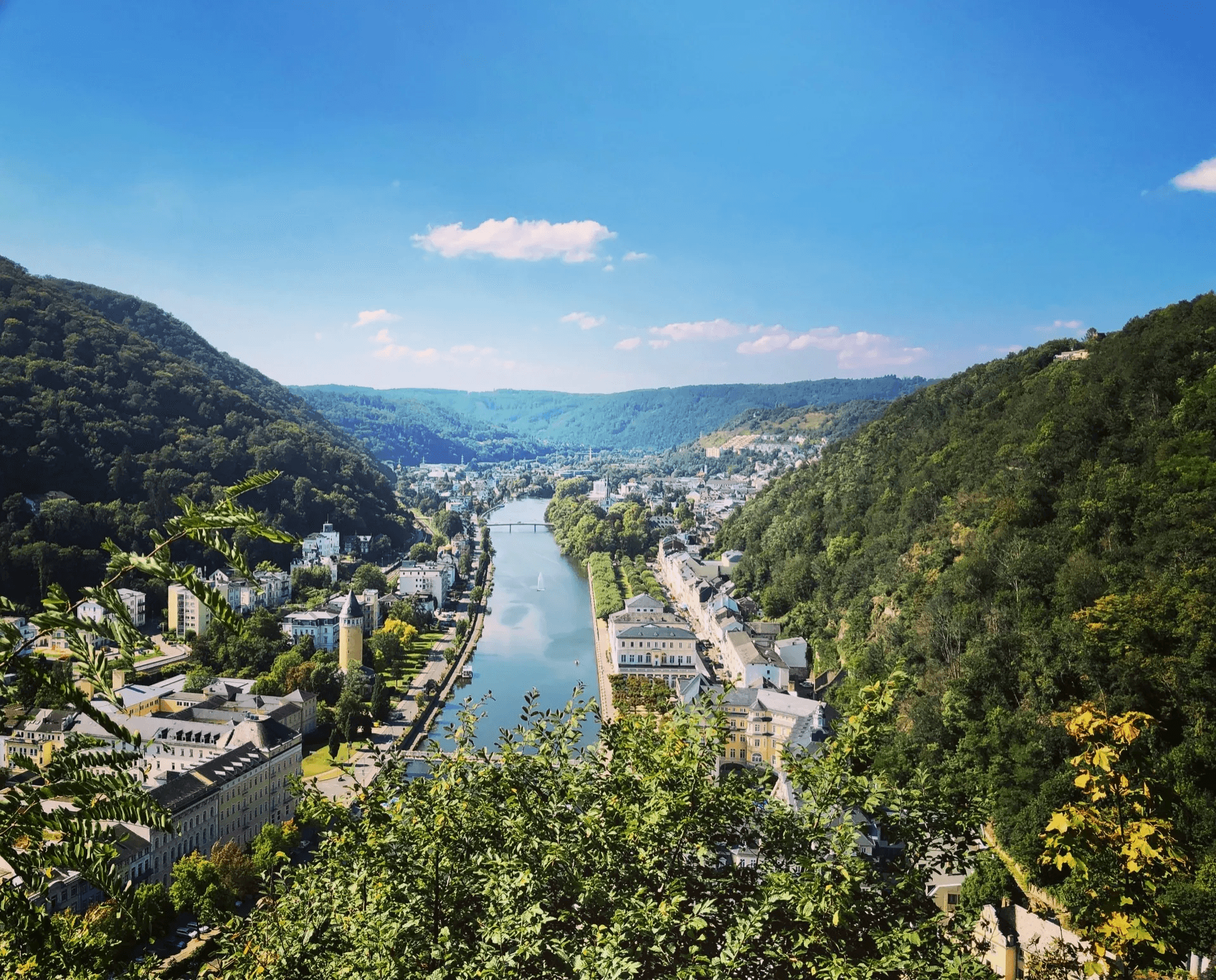 Blick über Bad Ems und die Lahn zwischen bewaldeten Hängen