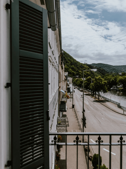 Blick von einem Balkon auf die Uferstraße und die Lahn in Bad Ems