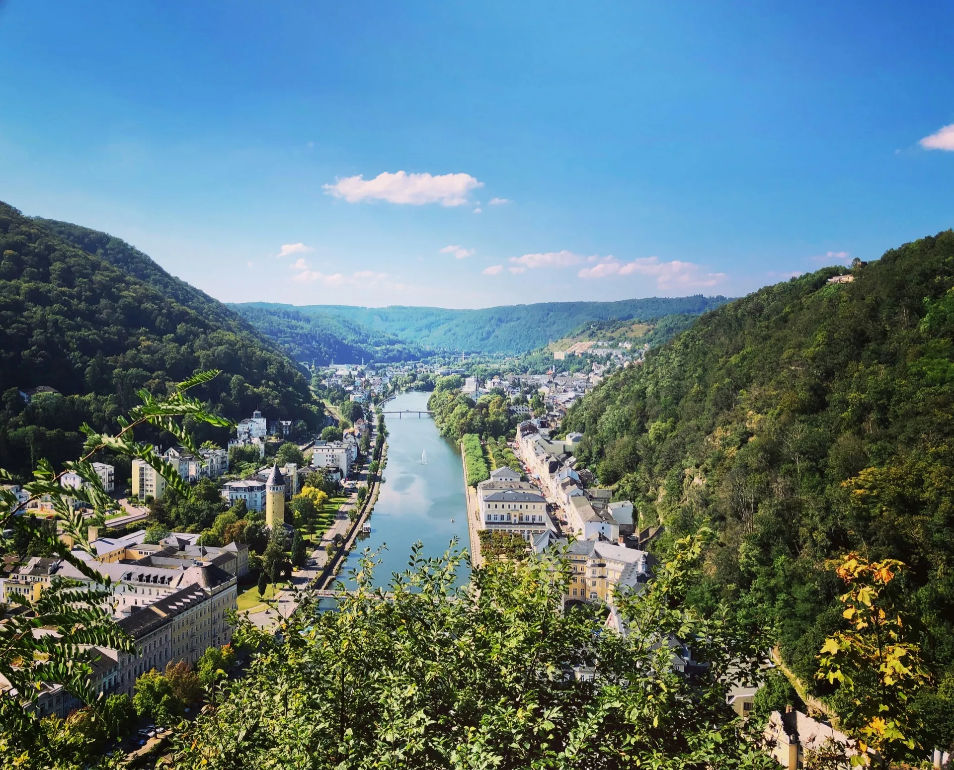 Blick über Bad Ems und die Lahn zwischen bewaldeten Hängen