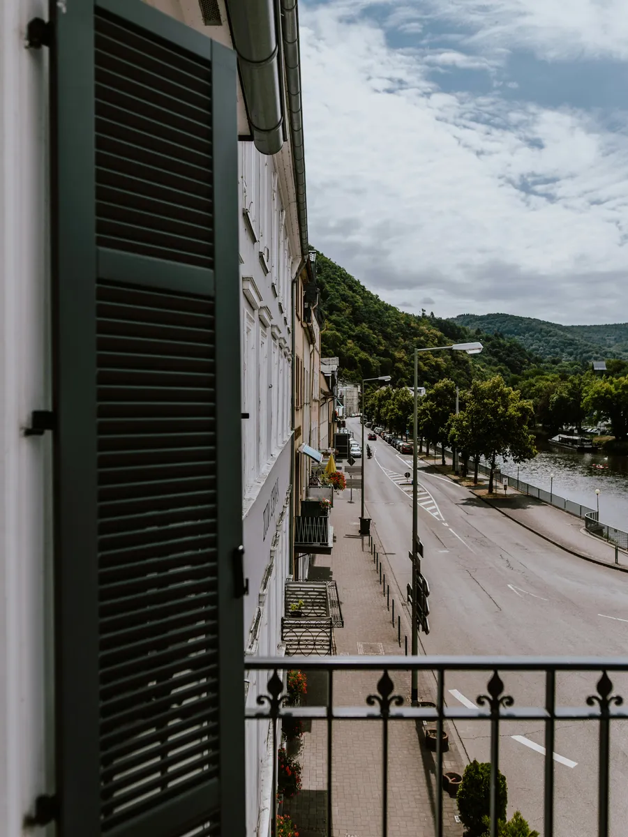 Blick von einem Balkon auf die Uferstraße und die Lahn in Bad Ems